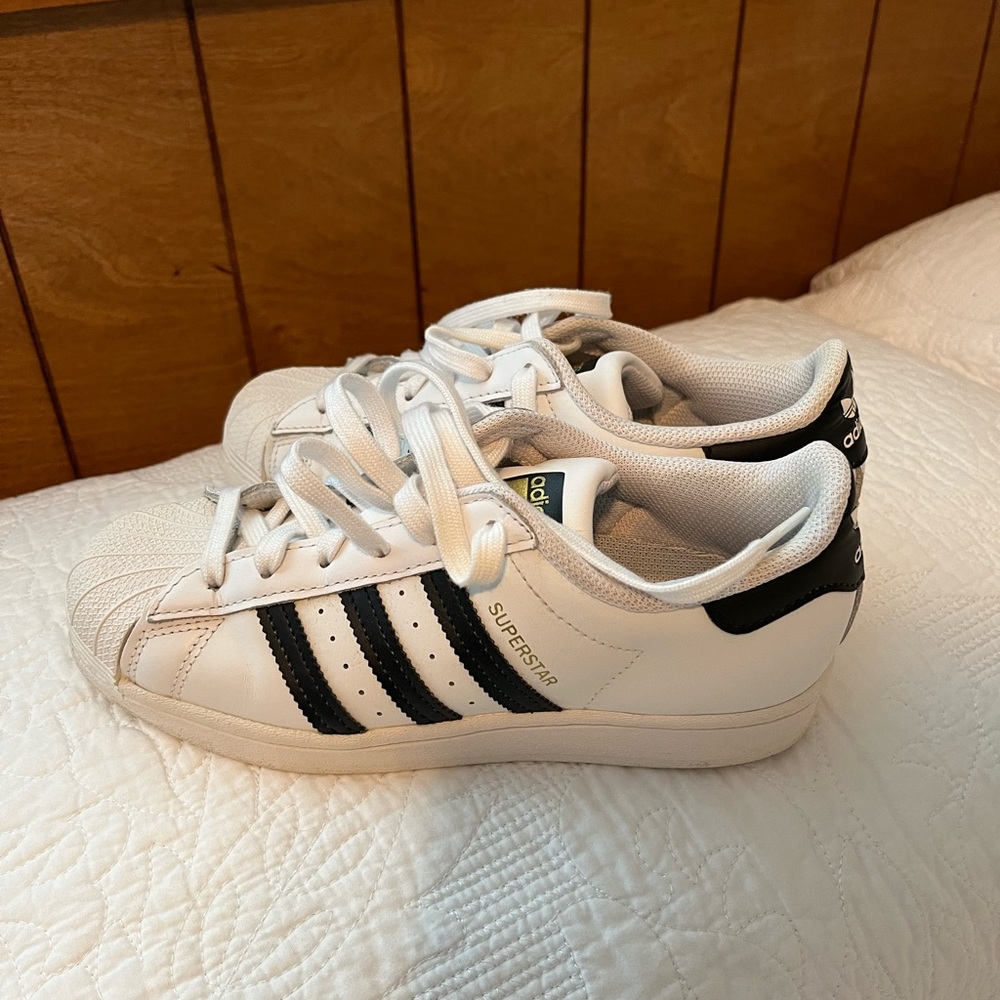 CLASSIC ADIDAS SIZE 5.5 - Picture 6 of 7